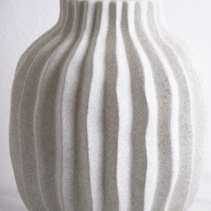 Nordic Minimalist Ceramic Creative Petal Vase DecorationProduct information:
 


 Process: colored glaze
 
 Category: Decorative vase
 
 Material type: pottery
 
 Surface technology: glazing
 
 Hanging form: decoration
 
0nullLofineNordic Minimalist Ceramic